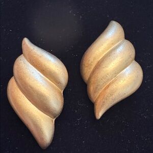 Vintage Erwin Pearl Tat Matte Gold Tone Modernist Clip On Earrings